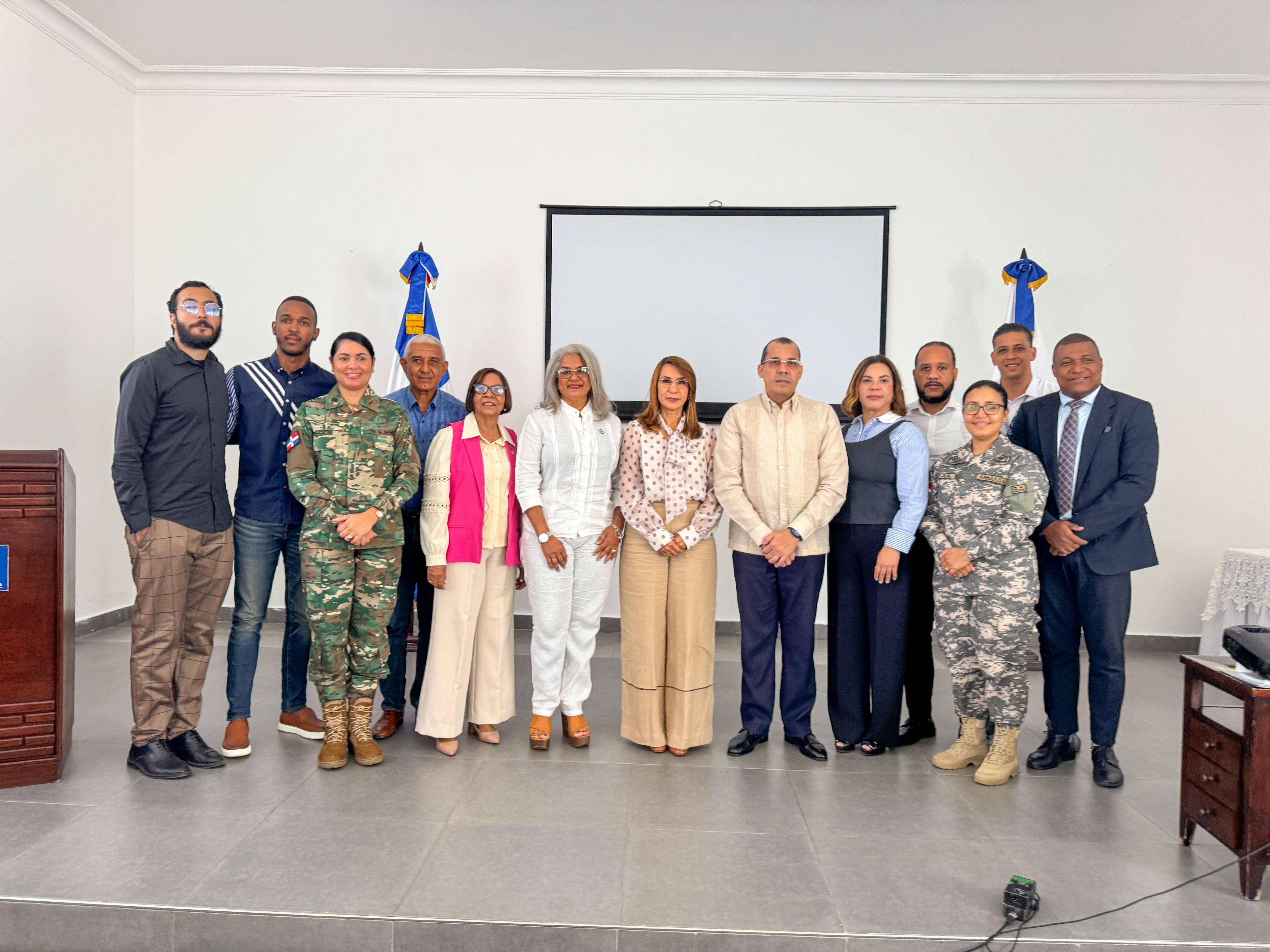 Capacitación de PROMIPYME orientada a mujeres emprendedoras durante la visita del buque hospital USNS Comfort